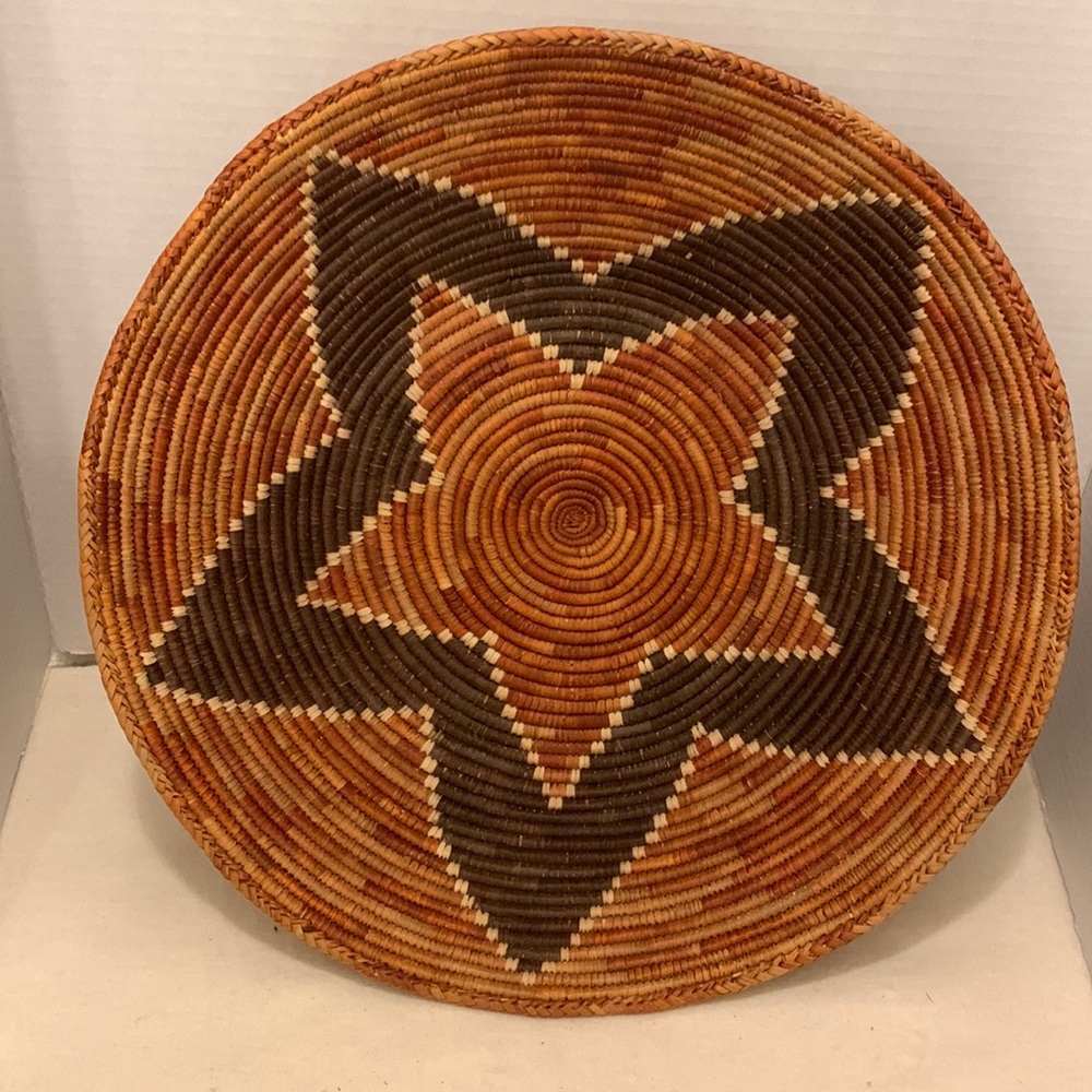 VINTAGE HAND WOVEN BASKET:TRAY RUST/BROWN AZTEC DESIGN..14•5X 4 SEA GRASS